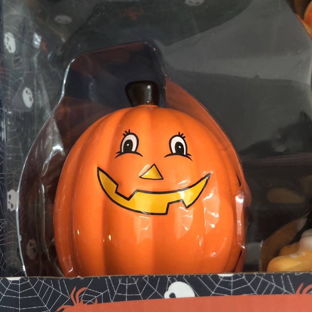 Halloween nwt vintage look Pumpkin and spider Salt and Pepper Shakers - Picture 2 of 3
